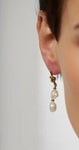 Gold earrings with knot and pearls